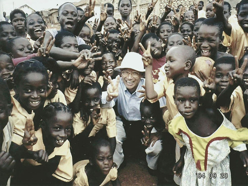 2004年大村智教授在非洲